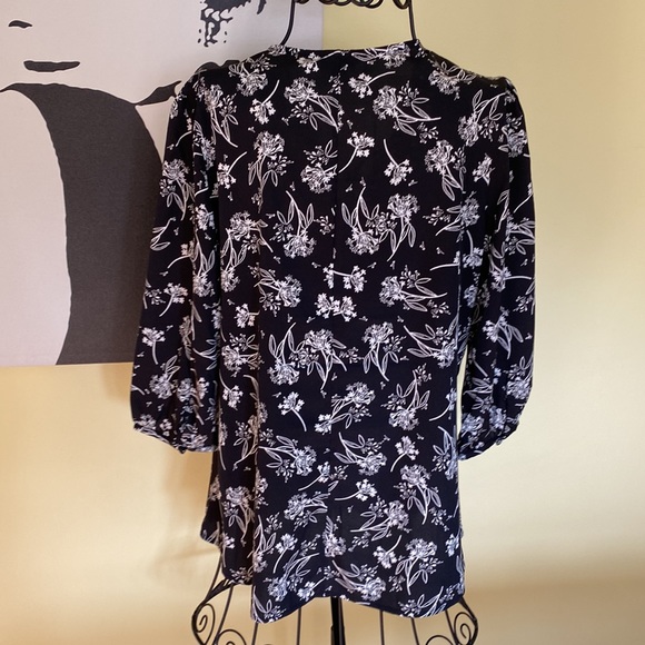 Banana Republic Black/White Floral V-Neck Tunic - Size M - Picture 7 of 12